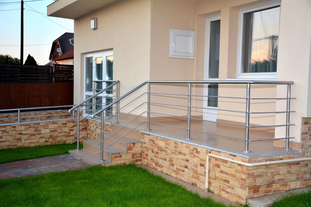 Molnar Vendeghaz Hotel Ujfeherto Exterior photo