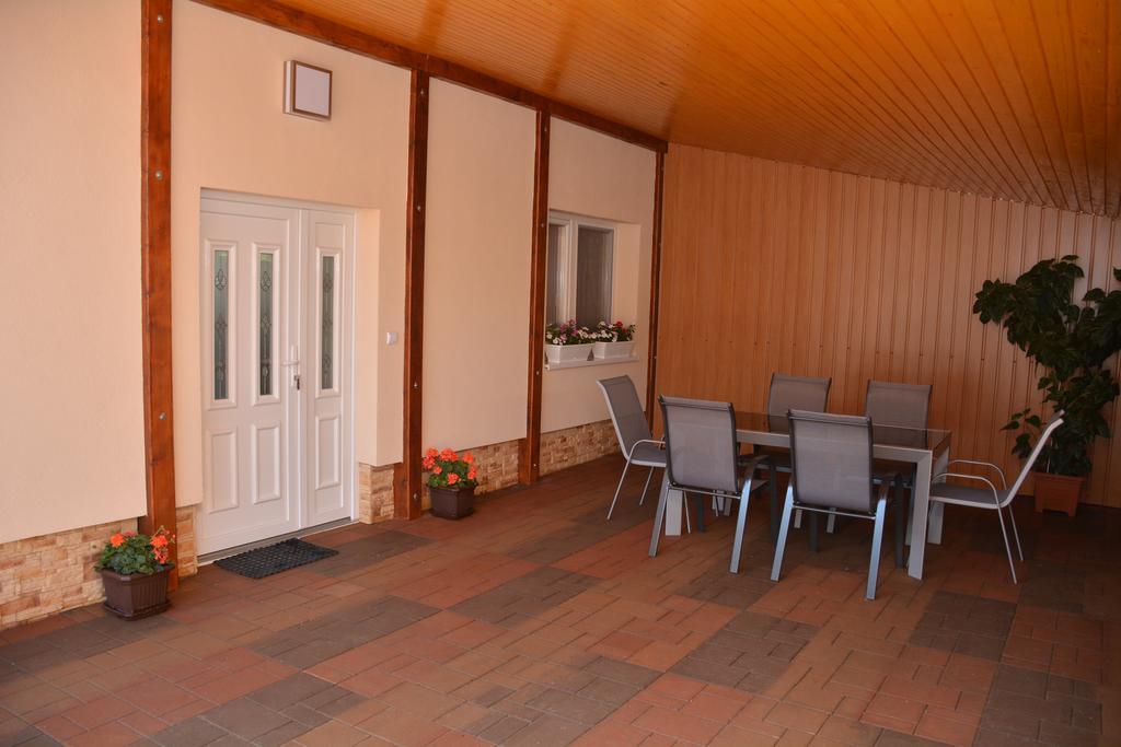 Molnar Vendeghaz Hotel Ujfeherto Exterior photo